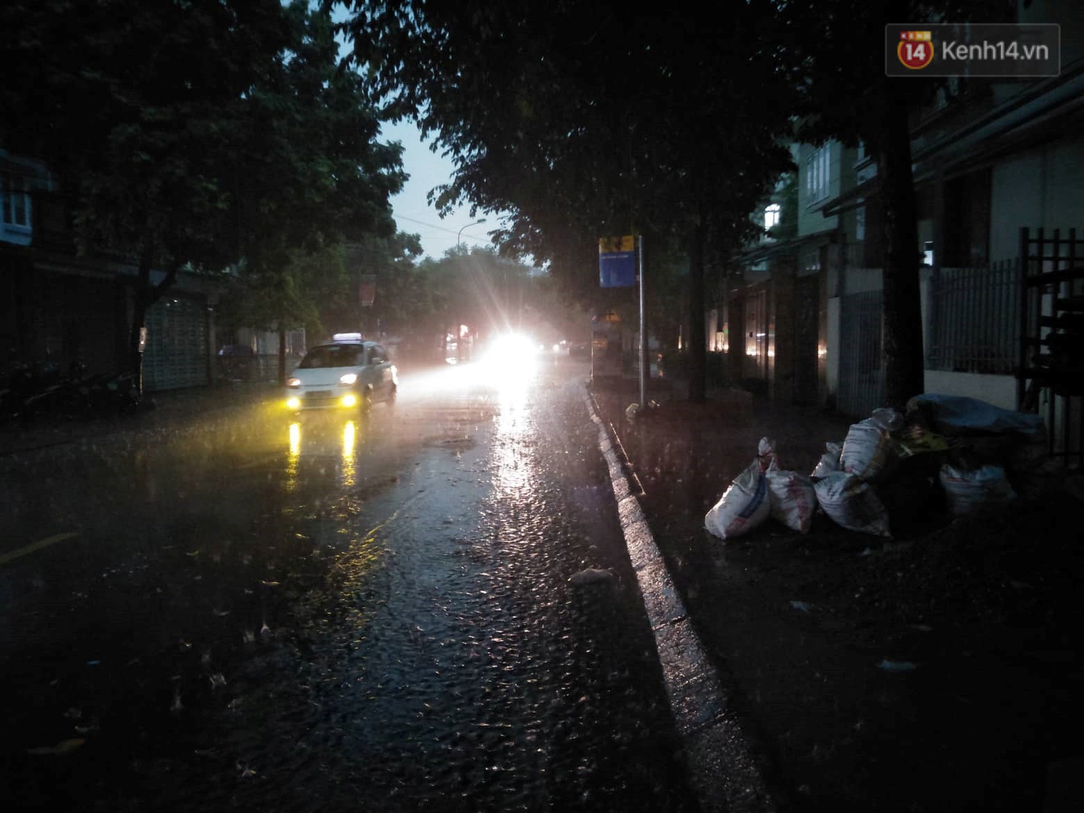 Giữa ban ngày mà Hà Nội bỗng tối đen như mực, người dân phải bật đèn di chuyển trên đường - Ảnh 6. Giữa ban ngày mà Hà Nội bỗng tối đen như mực, người dân phải bật đèn di chuyển trên đường - Ảnh 6.