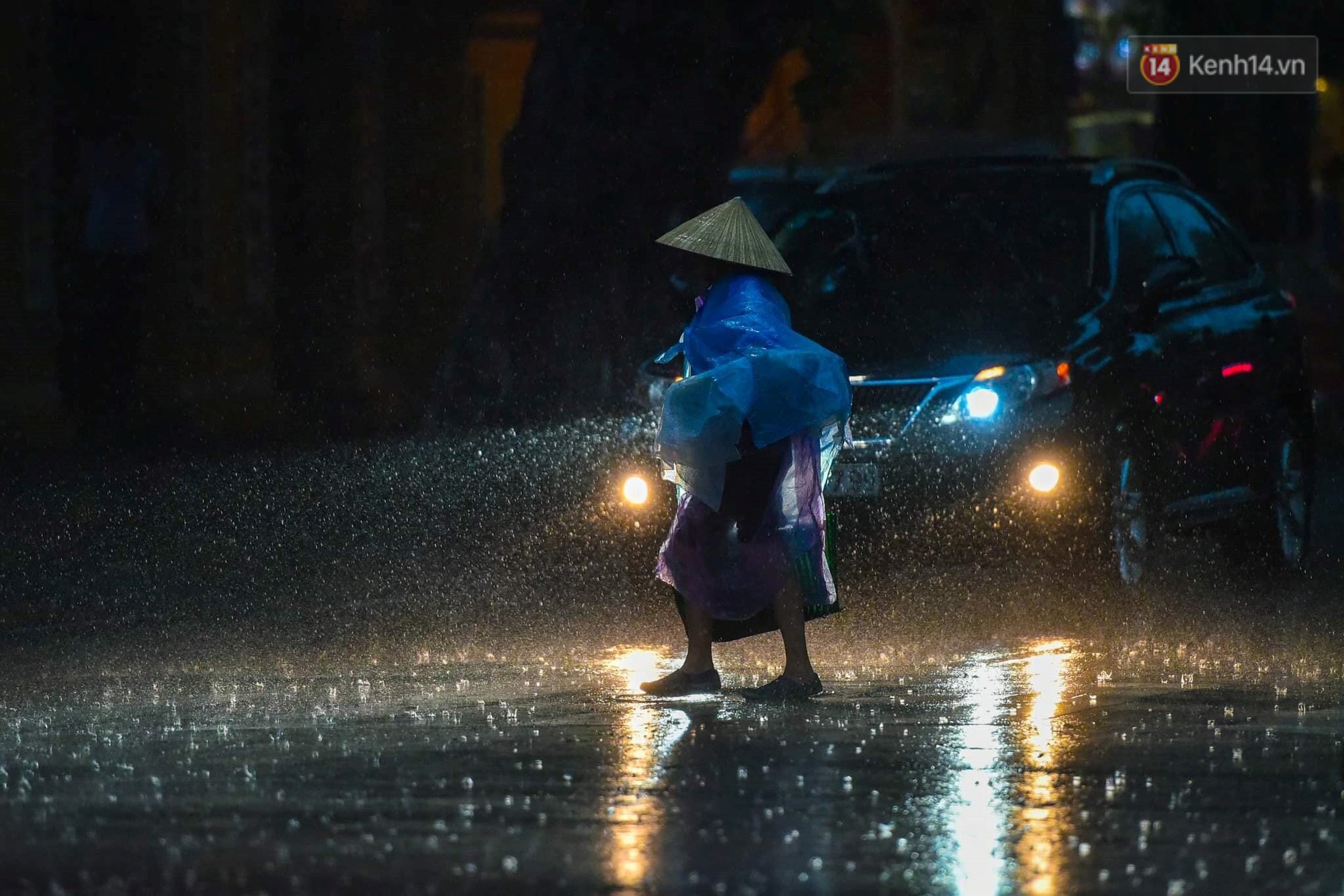 Giữa ban ngày mà Hà Nội bỗng tối đen như mực, người dân phải bật đèn di chuyển trên đường - Ảnh 16. Giữa ban ngày mà Hà Nội bỗng tối đen như mực, người dân phải bật đèn di chuyển trên đường - Ảnh 16.