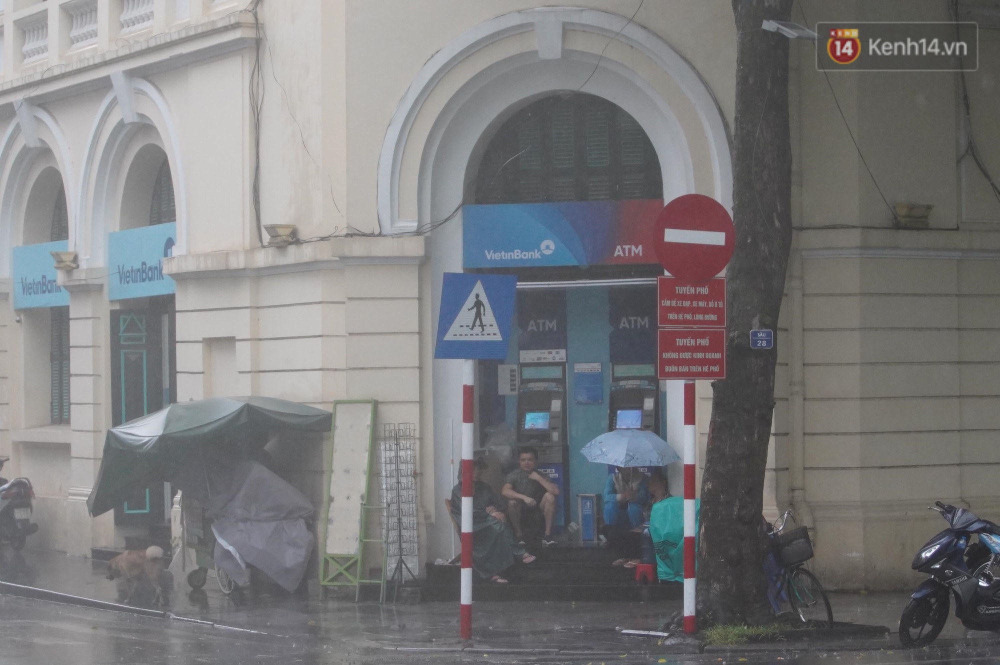 Giữa ban ngày mà Hà Nội bỗng tối đen như mực, người dân phải bật đèn di chuyển trên đường - Ảnh 19. Giữa ban ngày mà Hà Nội bỗng tối đen như mực, người dân phải bật đèn di chuyển trên đường - Ảnh 19.