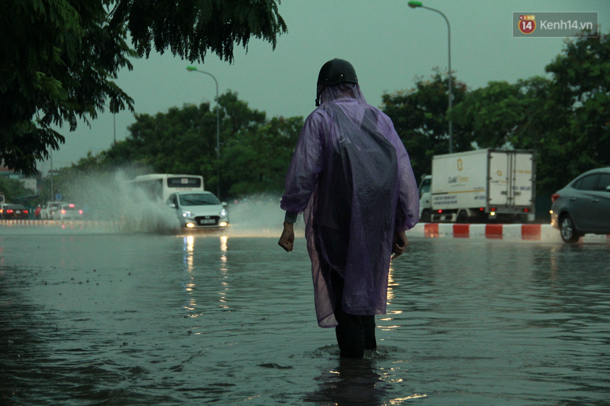 Giữa ban ngày mà Hà Nội bỗng tối đen như mực, người dân phải bật đèn di chuyển trên đường - Ảnh 26. Giữa ban ngày mà Hà Nội bỗng tối đen như mực, người dân phải bật đèn di chuyển trên đường - Ảnh 26.