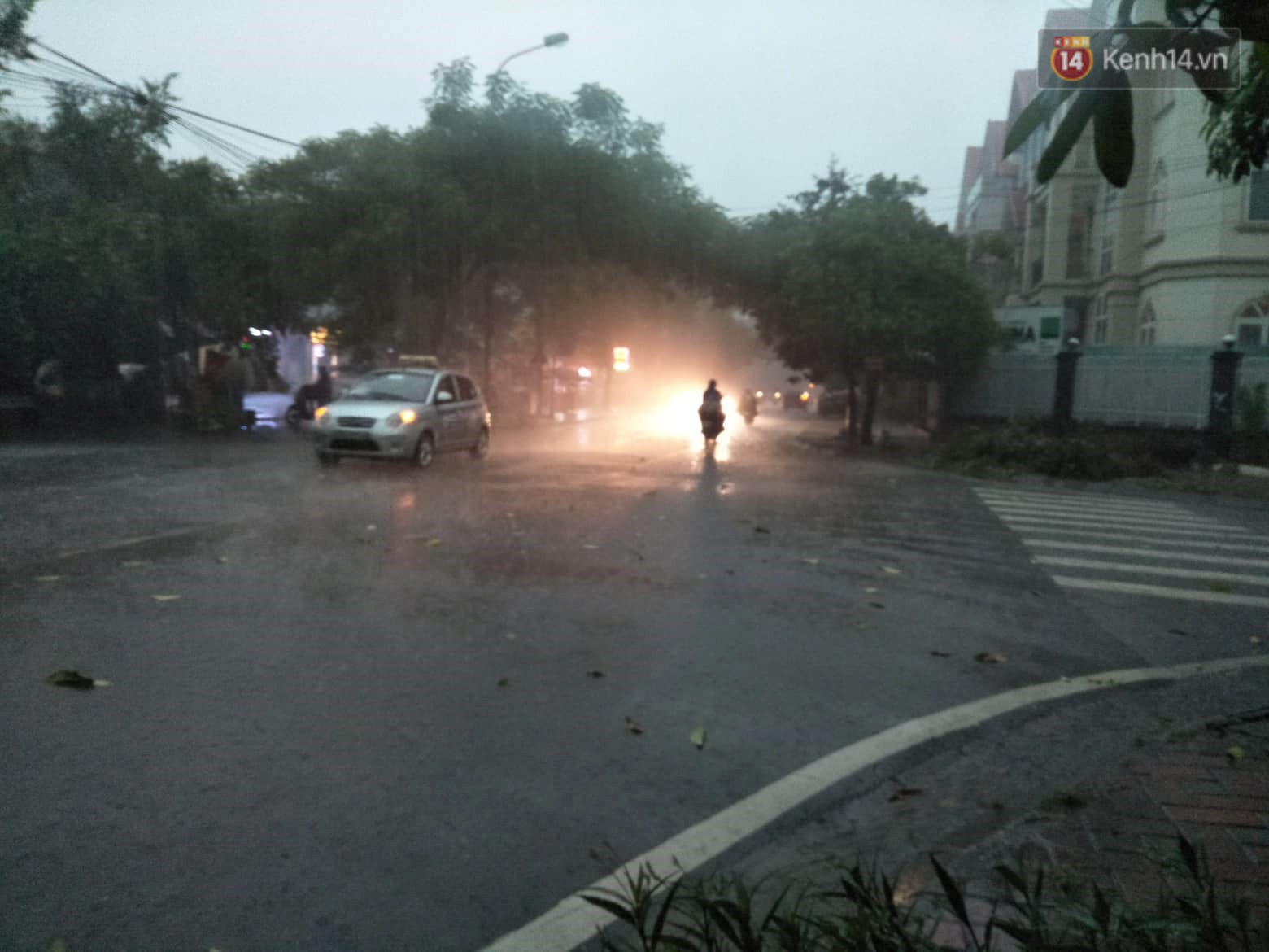 Giữa ban ngày mà Hà Nội bỗng tối đen như mực, người dân phải bật đèn di chuyển trên đường - Ảnh 7. Giữa ban ngày mà Hà Nội bỗng tối đen như mực, người dân phải bật đèn di chuyển trên đường - Ảnh 7.