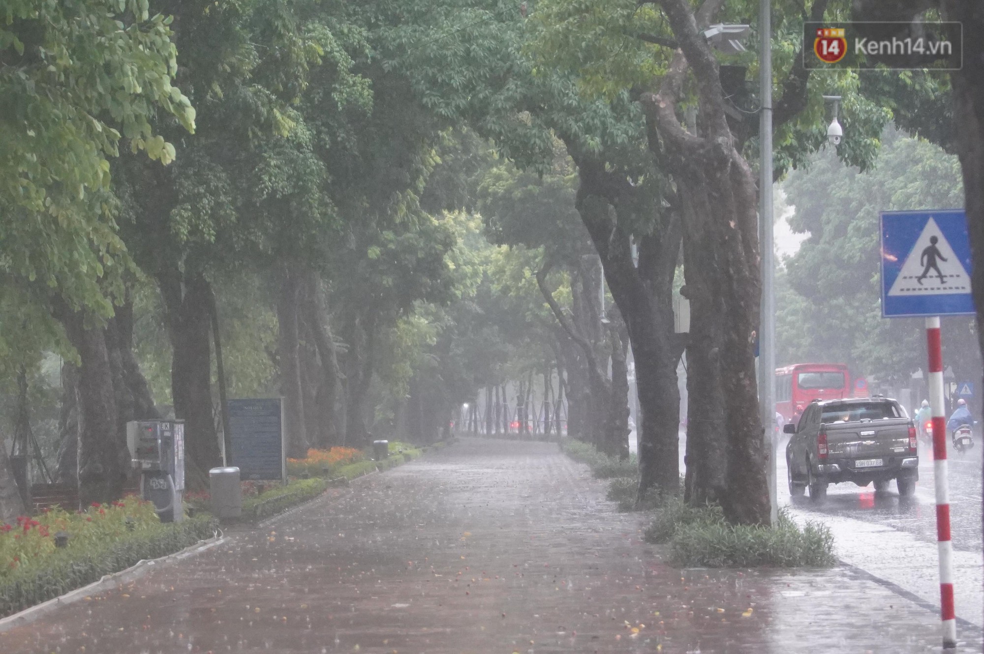 Giữa ban ngày mà Hà Nội bỗng tối đen như mực, người dân phải bật đèn di chuyển trên đường - Ảnh 18. Giữa ban ngày mà Hà Nội bỗng tối đen như mực, người dân phải bật đèn di chuyển trên đường - Ảnh 18.