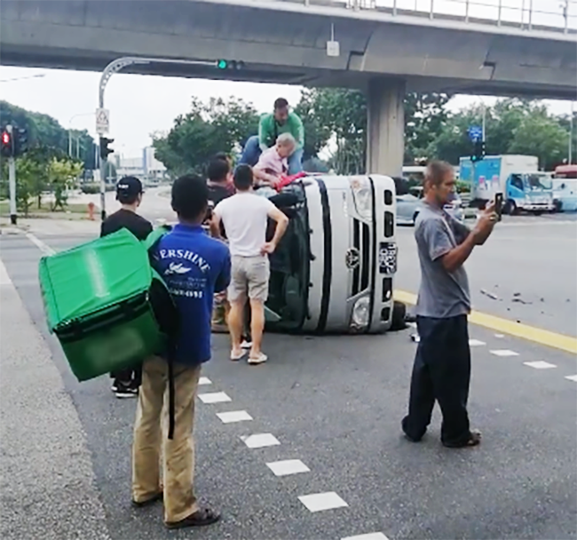 Đang trên đường kiếm cơm, chàng shipper tốt bụng bỏ cả xe và hàng hóa để cứu người, hành động của anh sau đó mới thực sự cảm kích - Ảnh 1.