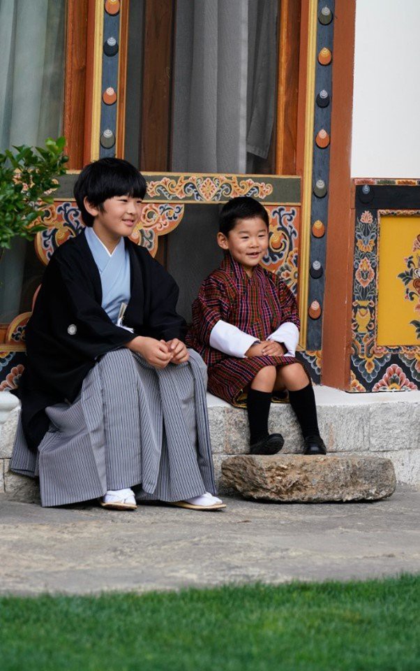 Hoàng hậu Bhutan đọ sắc Thái tử phi Nhật Bản nhưng 2 Hoàng tử nhỏ mới là tâm điểm chú ý, khiến người dùng mạng rần rần - Ảnh 4.