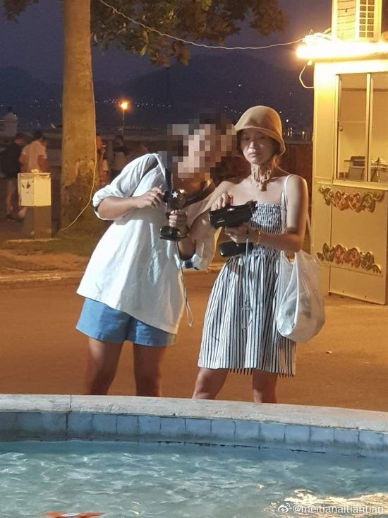 Lộ ảnh hiếm Song Hye Kyo hẹn hò ở chợ Cannes hậu ly hôn: Mặt mộc khiến du khách tại Pháp phải mê, biểu cảm gây chú ý - Ảnh 1.