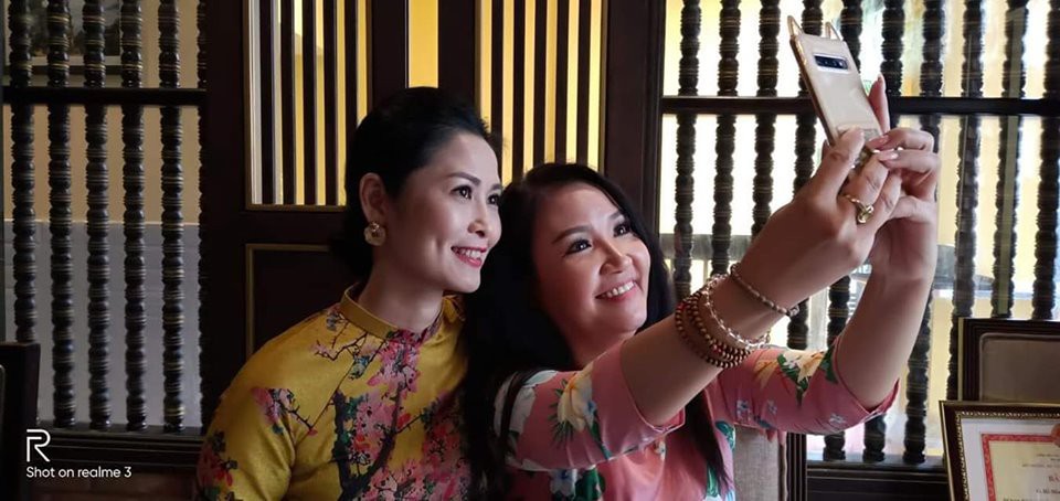 C&ocirc; Hạnh b&aacute;n hoa Về nh&agrave; đi con được khen hết lời v&igrave; ngoại h&igrave;nh lột x&aacute;c, nhan sắc đ&aacute;ng ngưỡng mộ ở tuổi 41 - Ảnh 2.