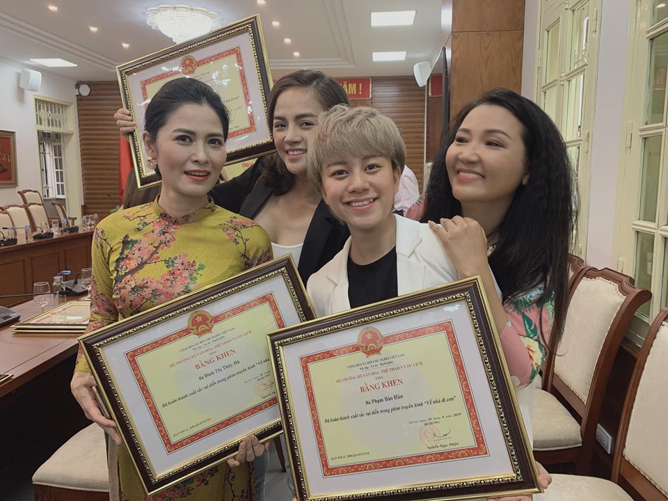 C&ocirc; Hạnh b&aacute;n hoa Về nh&agrave; đi con được khen hết lời v&igrave; ngoại h&igrave;nh lột x&aacute;c, nhan sắc đ&aacute;ng ngưỡng mộ ở tuổi 41 - Ảnh 4.