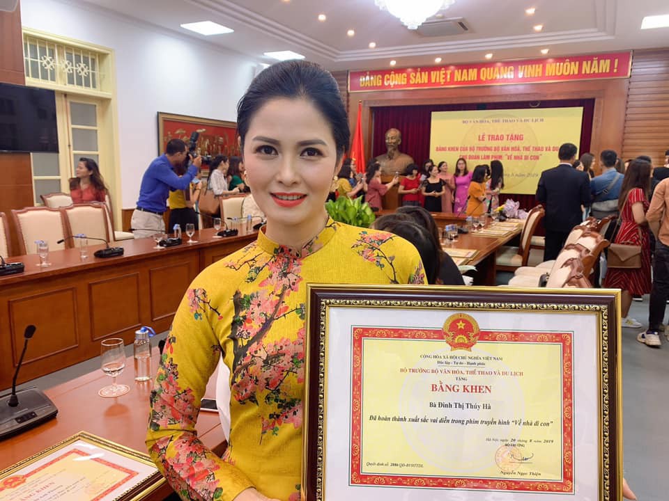 C&ocirc; Hạnh b&aacute;n hoa Về nh&agrave; đi con được khen hết lời v&igrave; ngoại h&igrave;nh lột x&aacute;c, nhan sắc đ&aacute;ng ngưỡng mộ ở tuổi 41 - Ảnh 1.