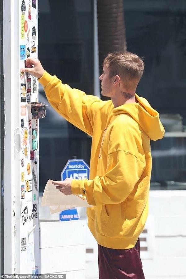 Tá hoả hình ảnh Justin Bieber đi phát tờ rơi dưới phố khiến fan phải thốt lên: “Hết thời rồi nên phải kiếm sống thế này sao?” - Ảnh 1.