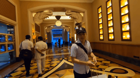 Khoa Pug lại chi tiền tấn để review tại kh&aacute;ch sạn trị gi&aacute; 2 triệu USD ở Dubai, dự định thu&ecirc; si&ecirc;u xe đắt đỏ chỉ để đi dạo - Ảnh 2.