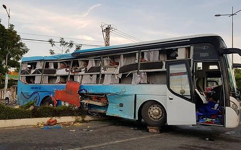 2 xe giường nằm t&ocirc;ng nhau, 25 người thương vong - Ảnh 1.
