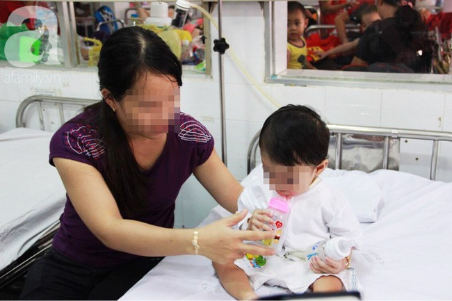 TP.HCM: Bé gái 40 ngày tuổi ngưng tim, ngưng thở nguy kịch vì sặc sữa khi đang bú mẹ - Ảnh 3.