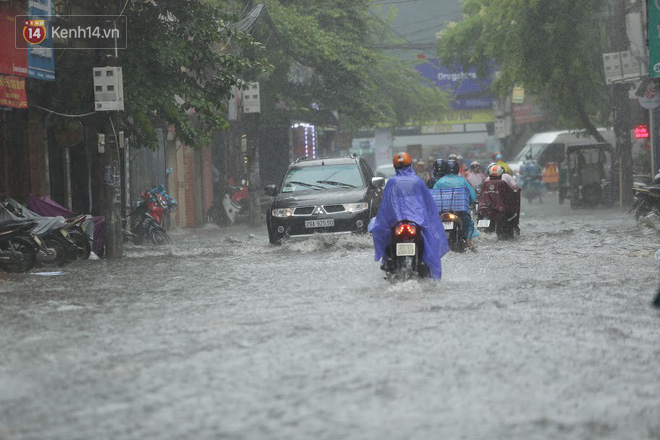 Hà Nội: Nhiều tuyến phố ngập sâu sau mưa lớn, người dân vất vả di chuyển, đẩy xe chết máy cả cây số - Ảnh 1.