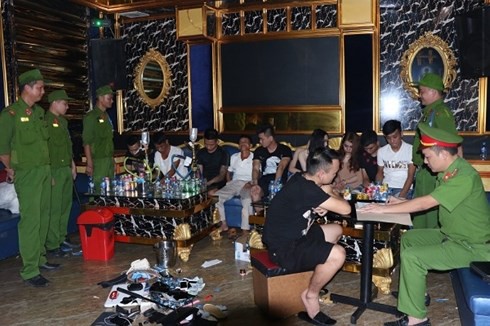 20 thanh niên Nghệ An chơi ma túy tập thể trong quán karaoke ở Hà Tĩnh - Ảnh 1.