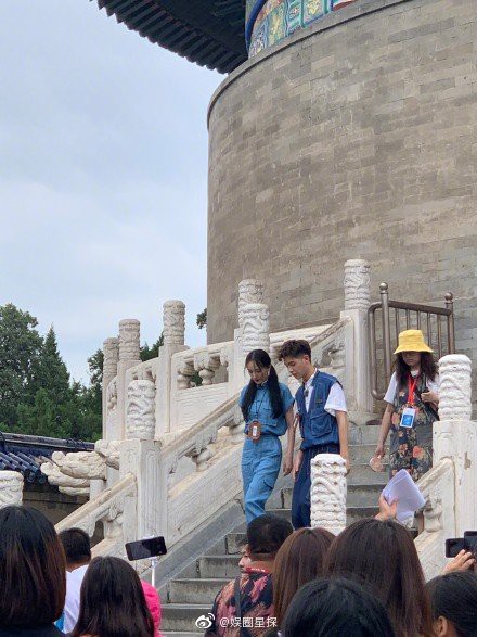 Kh&ocirc;ng hẹn m&agrave; để c&ugrave;ng 1 kiểu t&oacute;c: Nhiệt Ba - Angela Baby xinh xuất sắc, Dương Mịch lộ khuyết điểm tr&aacute;n h&oacute;i - Ảnh 6.