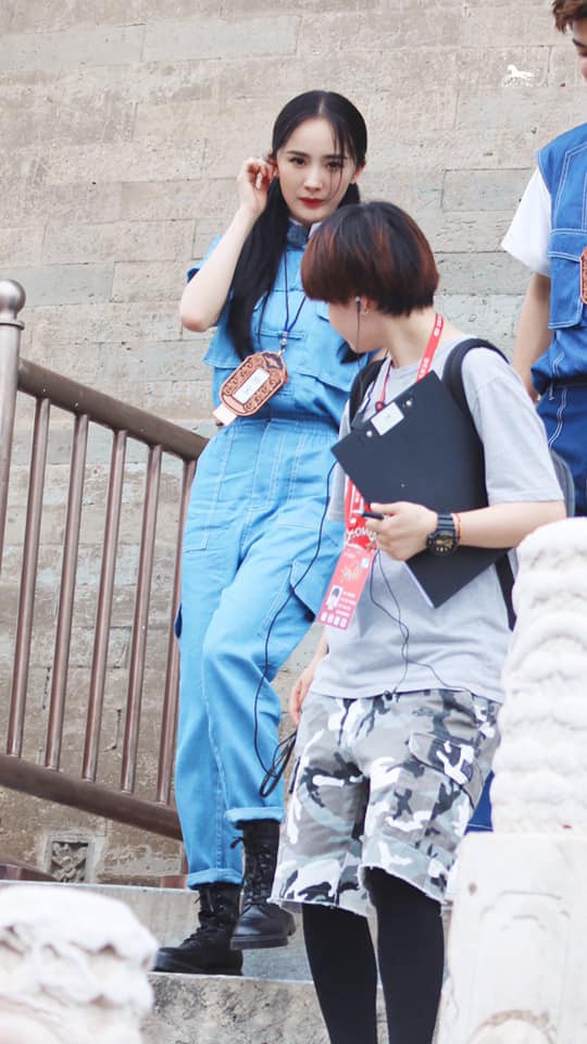 Kh&ocirc;ng hẹn m&agrave; để c&ugrave;ng 1 kiểu t&oacute;c: Nhiệt Ba - Angela Baby xinh xuất sắc, Dương Mịch lộ khuyết điểm tr&aacute;n h&oacute;i - Ảnh 8.