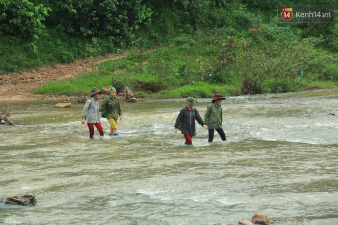 Về vùng cao Bắc Giang nhìn người dân quanh năm vượt sông, lội suối để ra khỏi “lũy tre làng” - Ảnh 6.