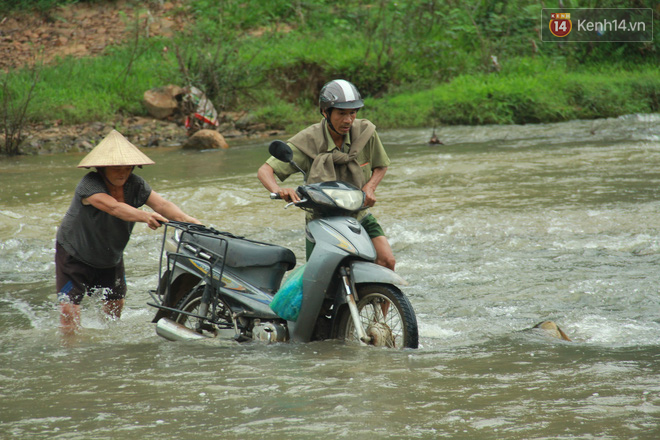 Về vùng cao Bắc Giang nhìn người dân quanh năm vượt sông, lội suối để ra khỏi “lũy tre làng” - Ảnh 14.
