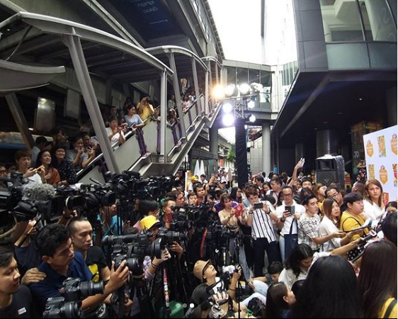Choáng khung cảnh mỹ nhân Chiếc lá bay dự sự kiện: Hàng chục máy quay đều tăm tắp, người dân vây kín ga BTS ở Thái - Ảnh 1.
