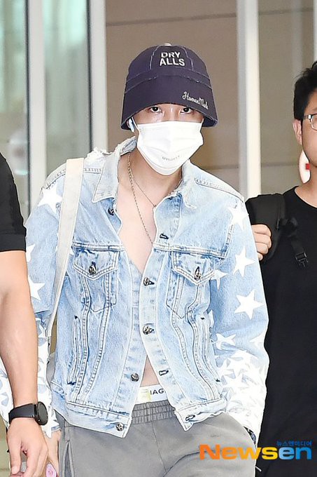 Thành viên giàu nhất BTS chưa bao giờ hở đến thế: Đốt mắt fan với chiếc áo cài cúc dở, lộ cả nội y tại sân bay - Ảnh 2.