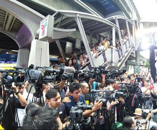 Choáng khung cảnh mỹ nhân Chiếc lá bay dự sự kiện: Hàng chục máy quay đều tăm tắp, người dân vây kín ga BTS ở Thái - Ảnh 2.