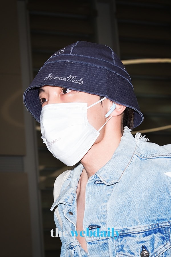 Thành viên giàu nhất BTS chưa bao giờ hở đến thế: Đốt mắt fan với chiếc áo cài cúc dở, lộ cả nội y tại sân bay - Ảnh 4.
