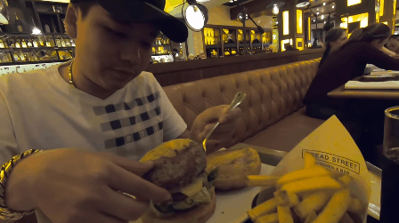 Thực hư chuyện Khoa Pug được si&ecirc;u đầu bếp Gordon Ramsay mời đến nh&agrave; h&agrave;ng, ăn thử m&oacute;n burger đắt nhất thế giới tại Dubai - Ảnh 7.