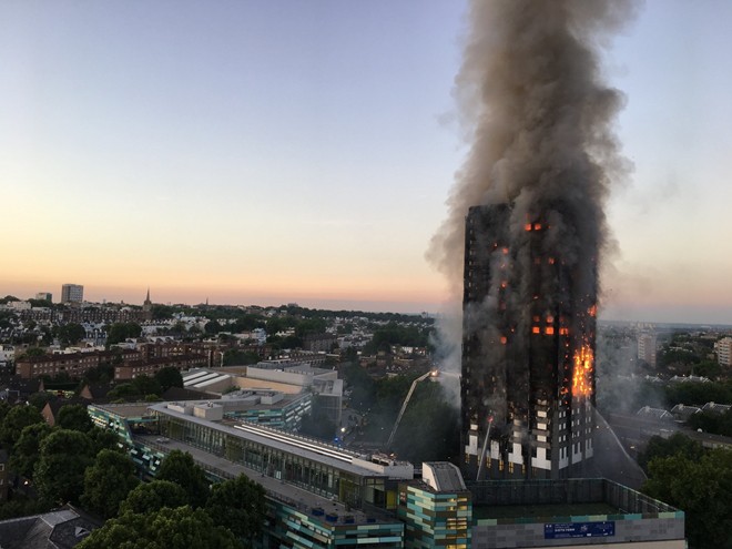 Cháy lớn gần khu vực “thảm họa hỏa hoạn 2017” của London - Ảnh 1.
