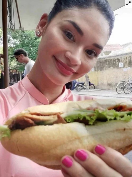 Hoa hậu Hoàn vũ Pia Wurtzbach tới Hội An xếp hàng mua bánh mì Phượng, khoe món bánh Pía từng bị dân mạng chế ảnh hồi mới đăng quang - Ảnh 5.