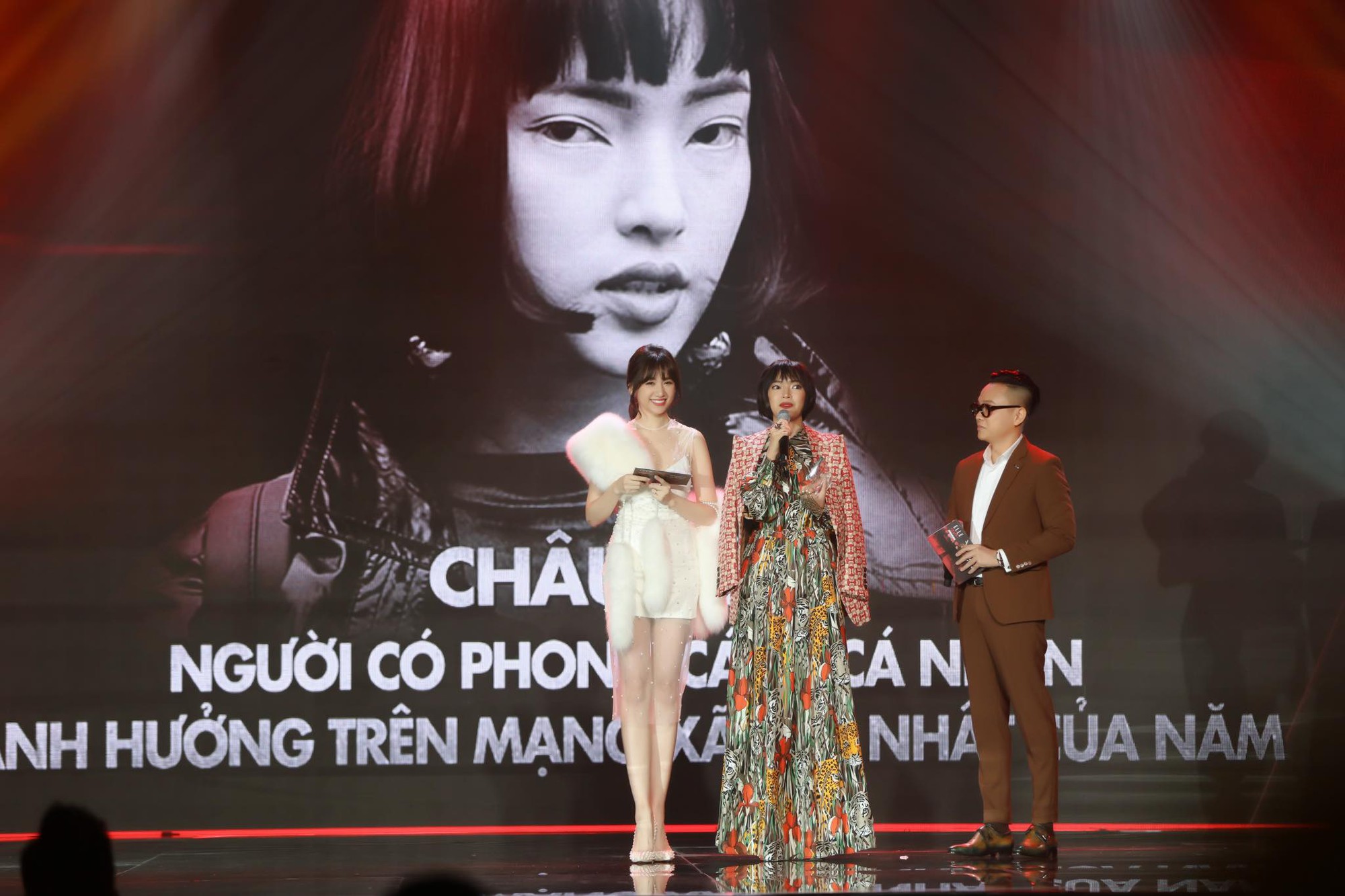 Động th&aacute;i g&acirc;y ch&uacute; &yacute; của Hari Won giữa l&uacute;c bị kh&aacute;n giả phản ứng v&igrave; vạ miệng đọc sai t&ecirc;n Ch&acirc;u B&ugrave;i tại lễ trao giải  - Ảnh 2.