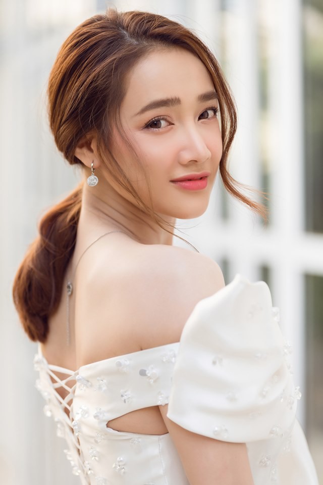 “Lạ đời” như Nhã Phương: Cứ đánh son đỏ quyền lực thì kém xinh, son phấn nhẹ nhàng lại thăng hạng nhan sắc - Ảnh 1.