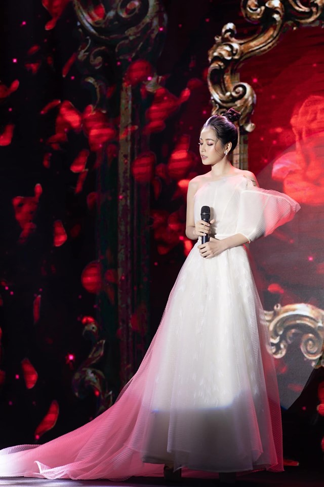 Midu đụng Chi Pu: Quả đau đầu nhức &oacute;c nếu phải ph&acirc;n định xem ai mới l&agrave; người mặc đẹp hơn - Ảnh 6.