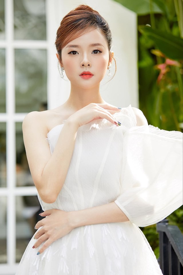 Midu đụng Chi Pu: Quả đau đầu nhức &oacute;c nếu phải ph&acirc;n định xem ai mới l&agrave; người mặc đẹp hơn - Ảnh 3.