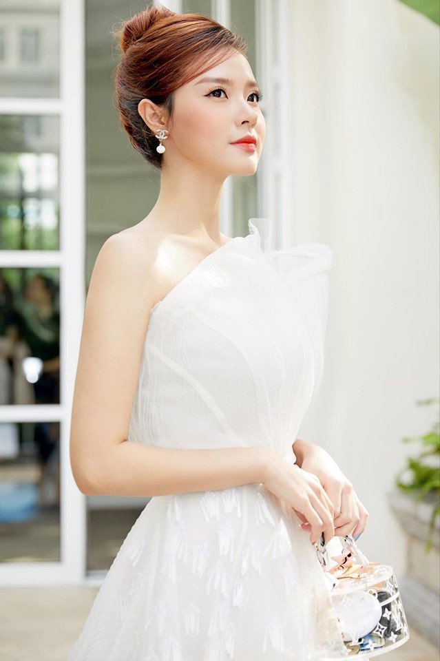 Midu đụng Chi Pu: Quả đau đầu nhức &oacute;c nếu phải ph&acirc;n định xem ai mới l&agrave; người mặc đẹp hơn - Ảnh 2.