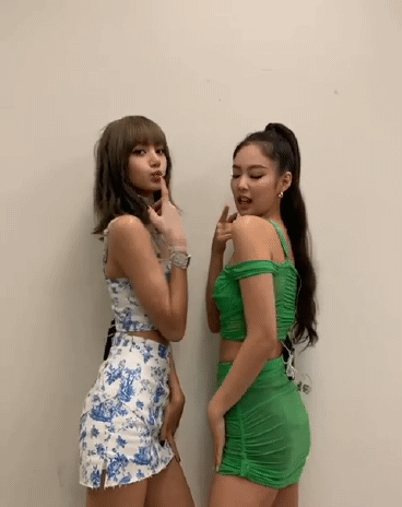 Một bức ảnh hậu trường chưa chỉnh sửa của Lisa và Jennie mà gây sóng gió: Từ body, nhan sắc, thần thái đều quá đỉnh! - Ảnh 2. Một bức ảnh hậu trường chưa chỉnh sửa của Lisa và Jennie mà gây sóng gió: Từ body, nhan sắc, thần thái đều quá đỉnh! - Ảnh 2.