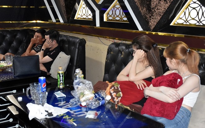 Nam thanh nữ tú phê ma túy trong phòng VIP quán karaoke ở miền Tây - Ảnh 2.