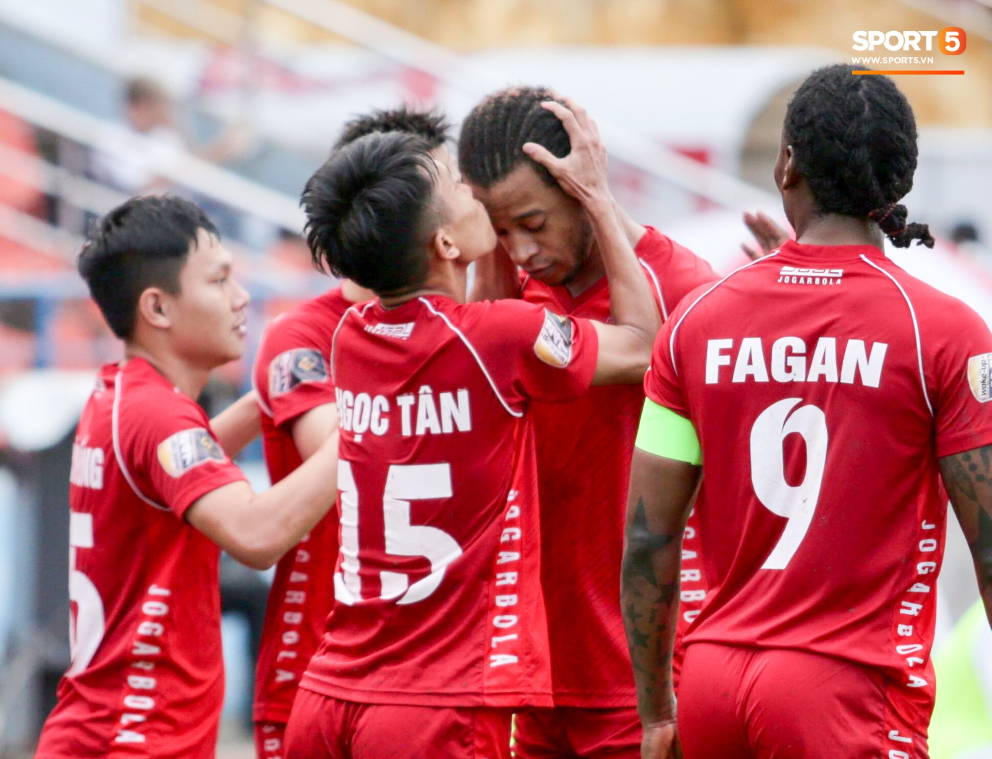 Cầu thủ V.League ăn mừng b&agrave;n thắng bằng nụ h&ocirc;n vừa lạ vừa g&acirc;y đỏ mặt trong chiến thắng tr&ecirc;n SVĐ Lạch Tray - Ảnh 3.