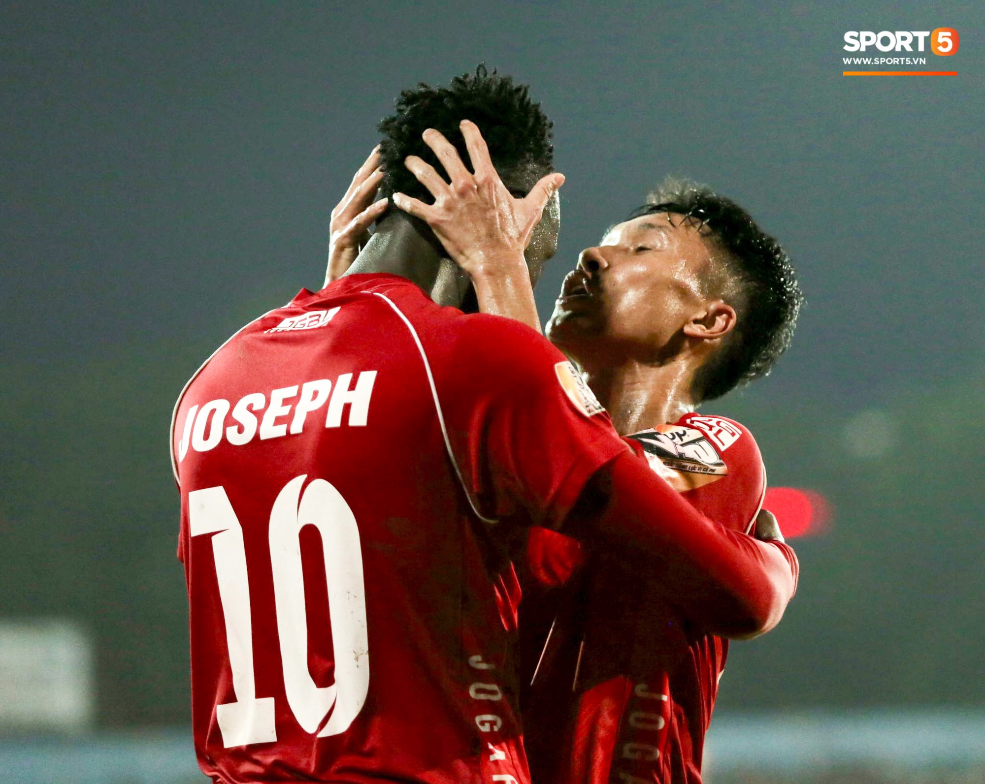 Cầu thủ V.League ăn mừng b&agrave;n thắng bằng nụ h&ocirc;n vừa lạ vừa g&acirc;y đỏ mặt trong chiến thắng tr&ecirc;n SVĐ Lạch Tray - Ảnh 6.