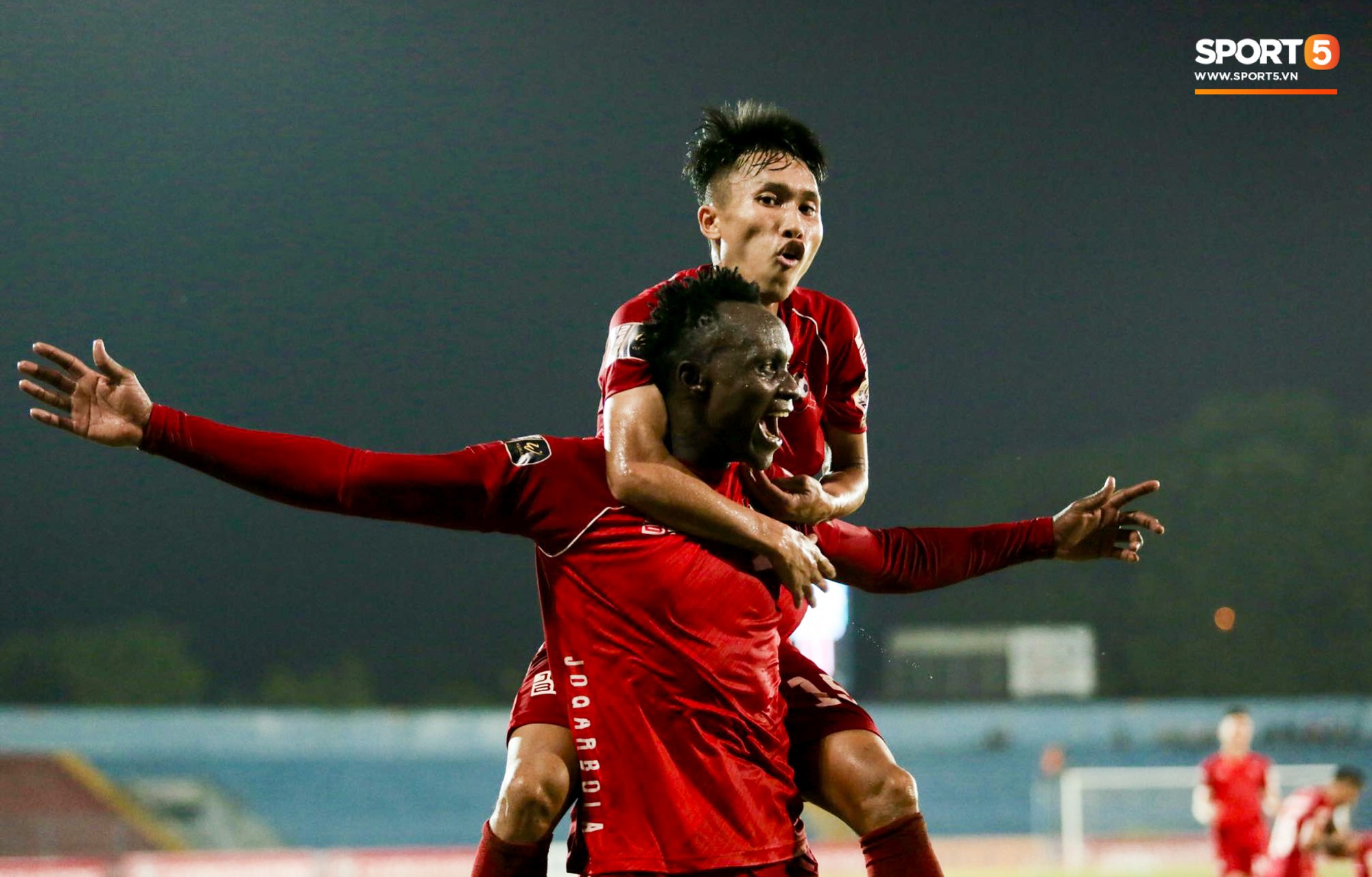 Cầu thủ V.League ăn mừng b&agrave;n thắng bằng nụ h&ocirc;n vừa lạ vừa g&acirc;y đỏ mặt trong chiến thắng tr&ecirc;n SVĐ Lạch Tray - Ảnh 5.