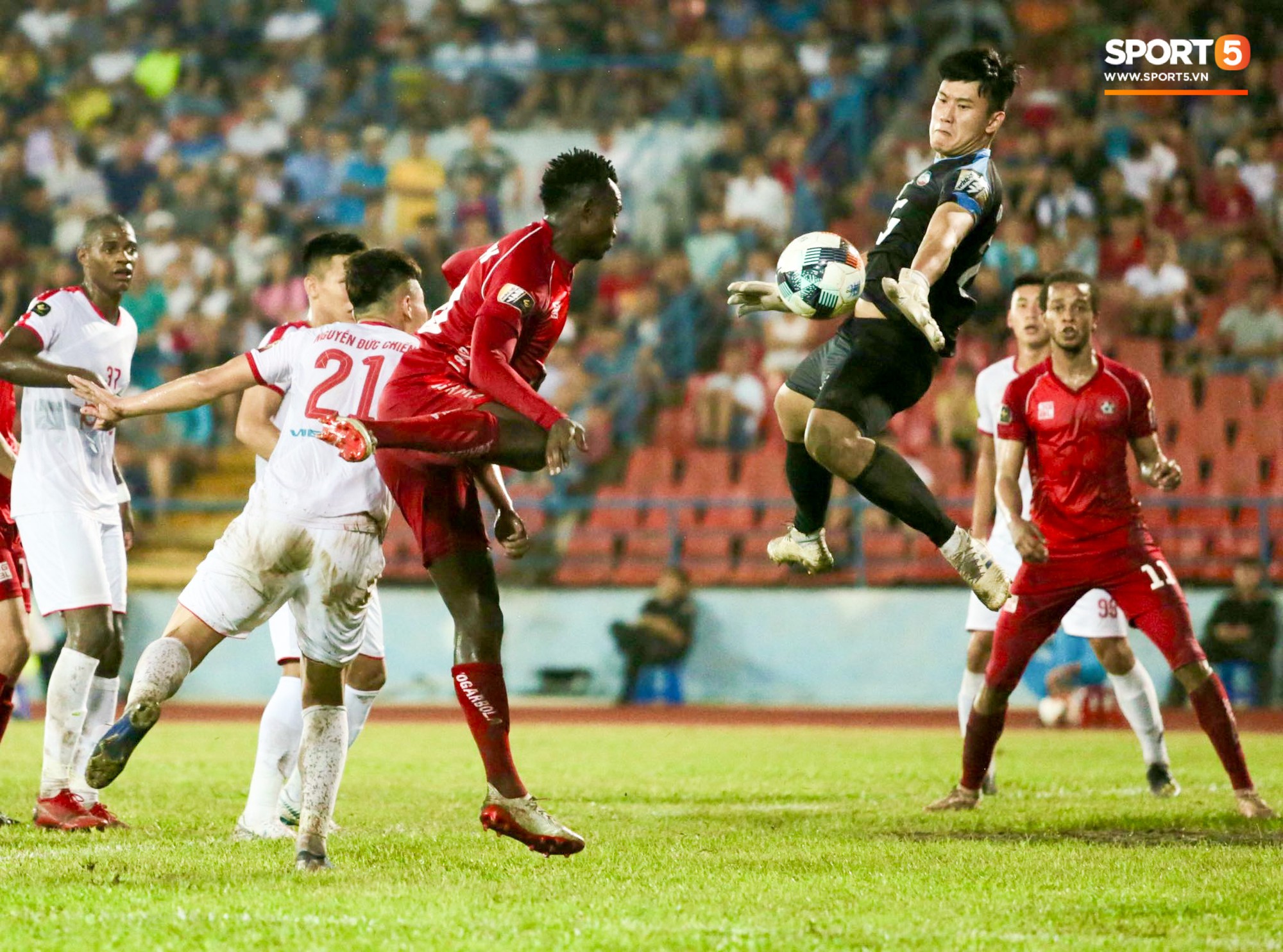 Cầu thủ V.League ăn mừng b&agrave;n thắng bằng nụ h&ocirc;n vừa lạ vừa g&acirc;y đỏ mặt trong chiến thắng tr&ecirc;n SVĐ Lạch Tray - Ảnh 10.