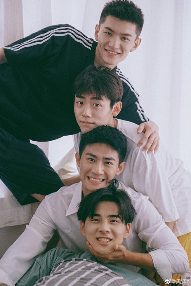 Bạn trai quốc dân Hắc Trạch chụp ảnh cùng hội bạn thân mà tưởng như poster phim mỹ nam học đường - Ảnh 1. Bạn trai quốc dân Hắc Trạch chụp ảnh cùng hội bạn thân mà tưởng như poster phim mỹ nam học đường - Ảnh 1.