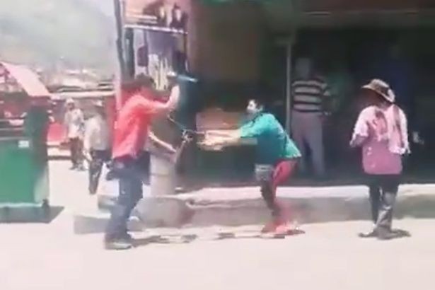 Video: Hai người đàn ông vác dao ẩu đả giữa phố khiến người qua đường sợ hãi tột độ, nguyên nhân phía sau khiến ai cũng lắc đầu ngao ngán - Ảnh 2.