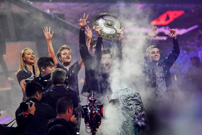 Nhà vô địch giải đấu Dota 2 kiếm được nhiều tiền hơn cả quán quân Wimbledon 2019 - Ảnh 1.