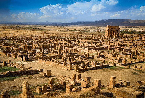 Thành phố La Mã cổ đại Thamugadi: Tàn tích bị sa mạc Sahara chôn vùi gần 10 thế kỷ - Ảnh 1.