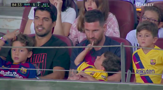 Được bố Messi dẫn đi xem bóng đá, ai ngờ cậu quý tử Mateo lại chiếm trọn sự chú ý bằng loạt biểu cảm vô cùng đáng yêu này - Ảnh 4.