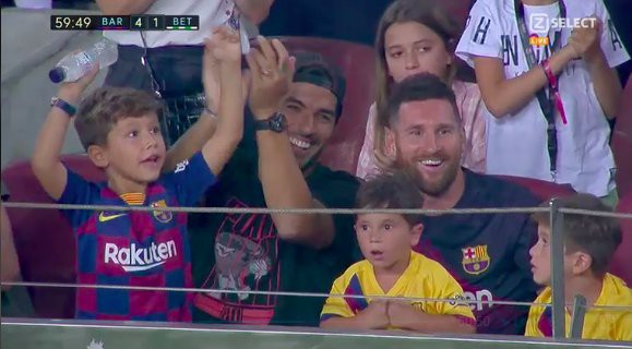 Được bố Messi dẫn đi xem bóng đá, ai ngờ cậu quý tử Mateo lại chiếm trọn sự chú ý bằng loạt biểu cảm vô cùng đáng yêu này - Ảnh 1.
