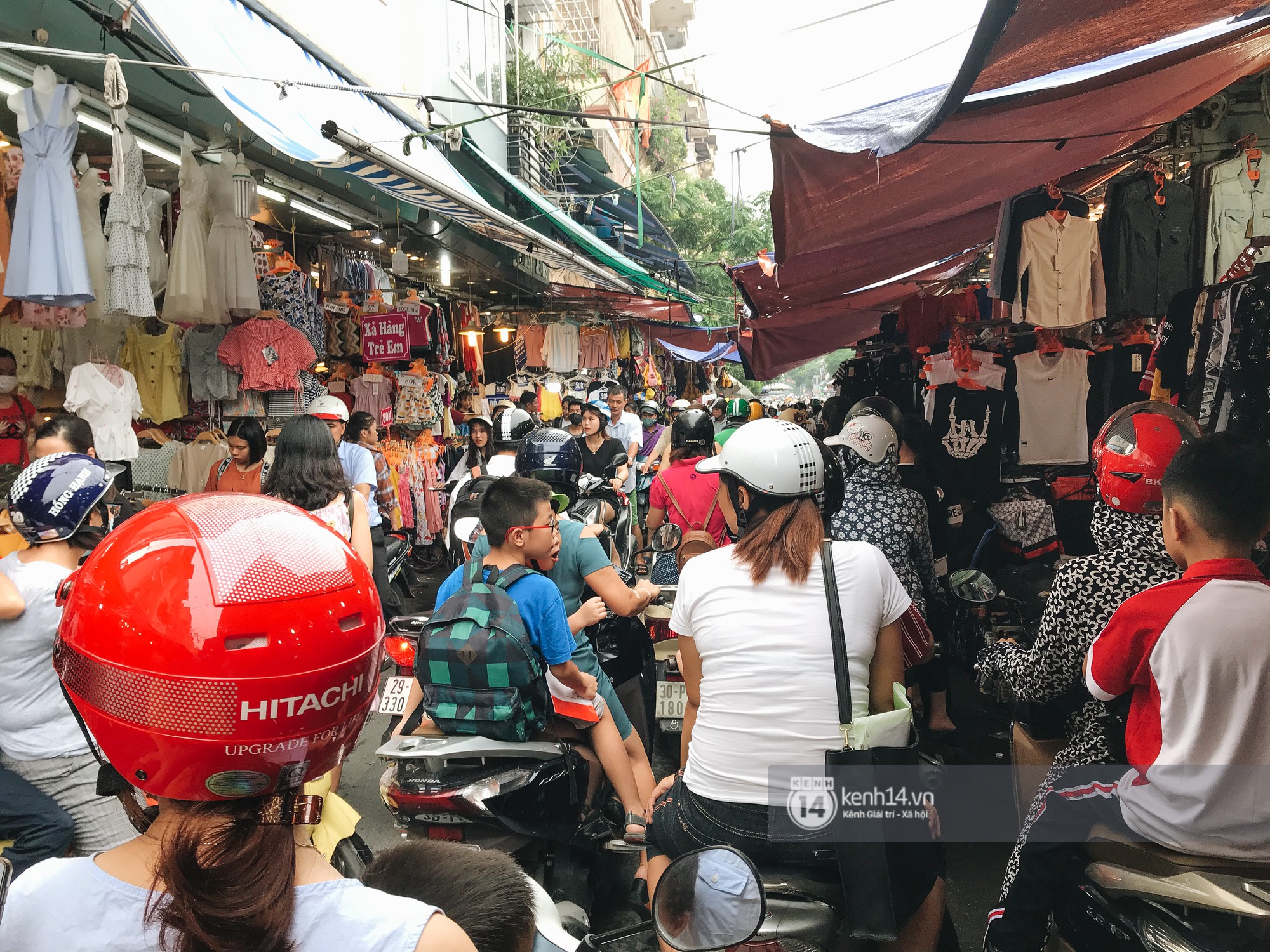 Khám phá chợ Nhà Xanh nổi tiếng nhất nhì giới sinh viên Hà Nội: Đi 5 bước 15 tiếng chửi, xem đồ mà không mua coi chừng ăn đánh nghe chưa! - Ảnh 5.