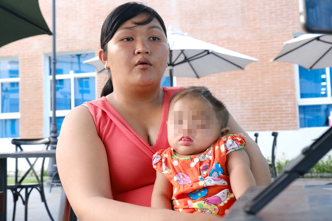 Mẹ của b&eacute; g&aacute;i 8 th&aacute;ng tuổi nghi bị xuất huyết n&atilde;o ngay ng&agrave;y đầu ti&ecirc;n gửi nh&agrave; trẻ: C&ocirc; gi&aacute;o n&oacute;i b&eacute; tự bị c&ograve;n camera th&igrave; hỏng? - Ảnh 1.