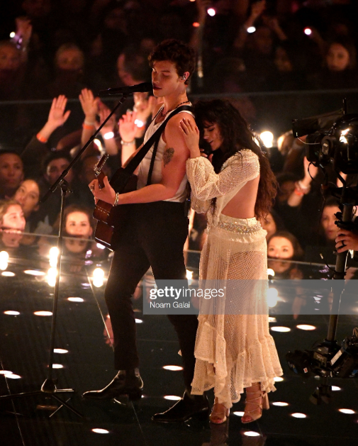 Sân khấu gây thất vọng của Shawn Mendes và Camila Cabello tại VMAs: Chẳng có cảnh hôn nào nhưng lời đồn đồng tính lại dấy lên vì 5s cuối cùng - Ảnh 2.