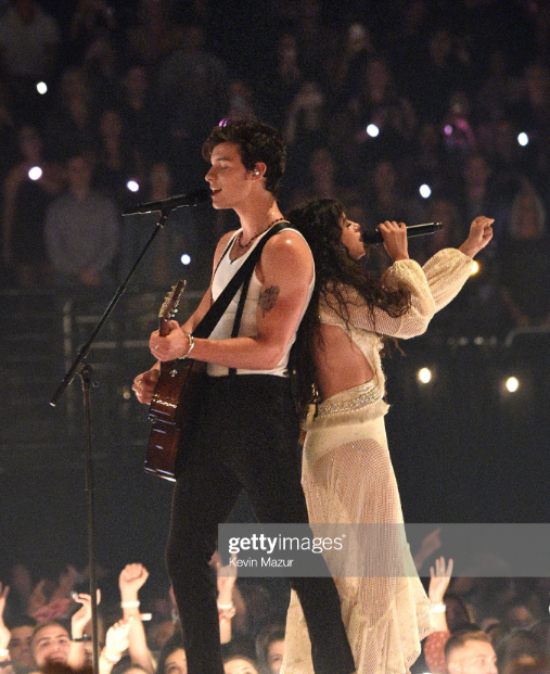 Sân khấu gây thất vọng của Shawn Mendes và Camila Cabello tại VMAs: Chẳng có cảnh hôn nào nhưng lời đồn đồng tính lại dấy lên vì 5s cuối cùng - Ảnh 3.